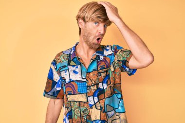 Yazlık tişört giyen genç sarışın bir adam hata için el ele şaşırdı, hatayı hatırla. Unuttum, kötü hafıza kavramı. 