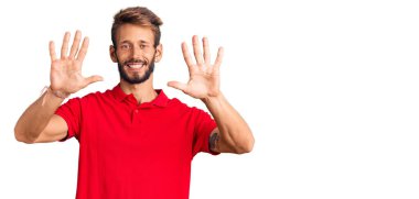 Sakallı yakışıklı, sıradan giyinen, on numaralı parmaklarıyla gösteriş yapan, kendinden emin ve mutlu bir adam.. 