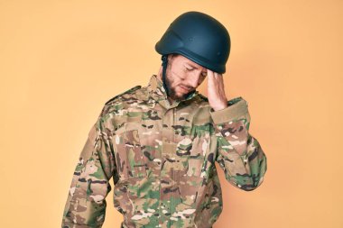 Kamuflaj üniforması giyen Kafkasyalı genç bir adam. Yanlışlıkla el ele tutuşarak şaşırdı. Hatayı hatırla. Unuttum, kötü hafıza kavramı. 