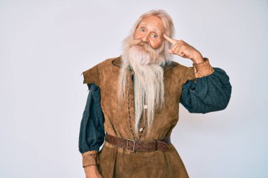 Gri saçlı, uzun sakallı, Viking kostümlü yaşlı bir adam. Tek parmağıyla kafasını gösteren geleneksel bir gülümseme. Harika bir fikir ya da düşünce, iyi bir hafıza. 