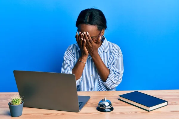 Jovem Africana Trabalhando Recepção Hotel Usando Laptop Com Expressão Triste — Fotografia de Stock