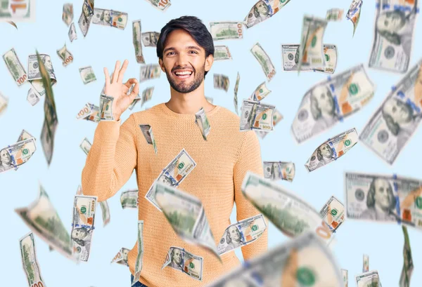 Schöner Hispanischer Mann Lässigem Pullover Der Positiv Lächelt Und Zeichen — Stockfoto