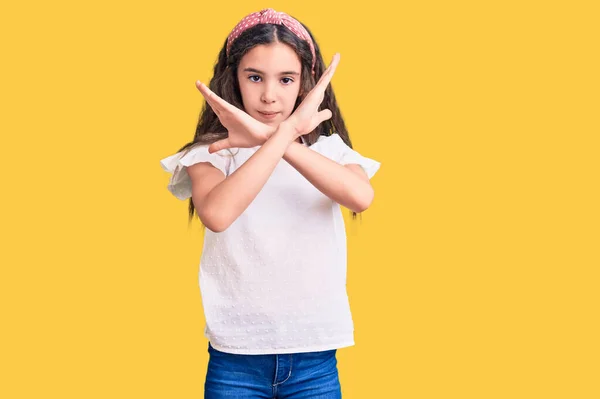 Aranyos Spanyol Gyerek Lány Visel Alkalmi Fehér Póló Elutasítás Kifejezés — Stock Fotó