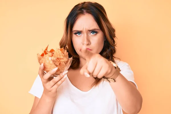 Joven Hermosa Mujer Caucásica Sosteniendo Nachos Patatas Fritas Señalando Con — Foto de Stock