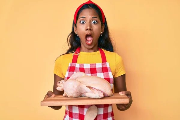Ung Indian Flicka Bär Kock Förkläde Och Hålla Kyckling Rädd — Stockfoto