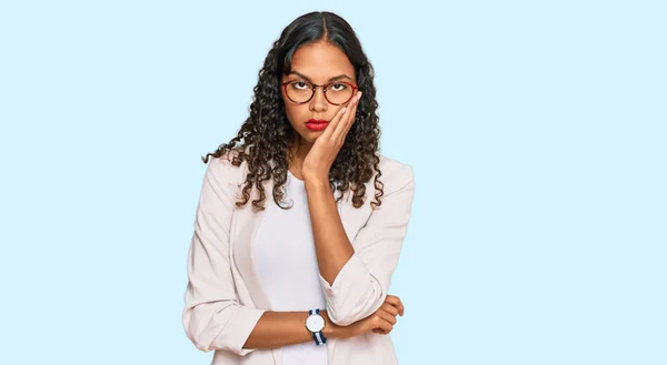 Giovane Ragazza Afroamericana Indossa Abiti Lavoro Pensando Cercando Stanco Annoiato — Foto Stock