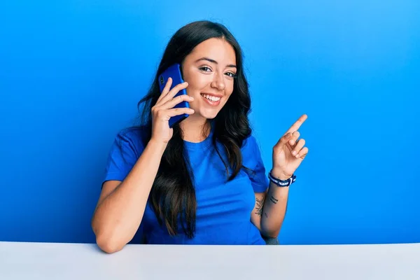 Güzel Esmer Genç Bir Kadın Akıllı Telefondan Konuşuyor Gülümsüyor Mutlu — Stok fotoğraf
