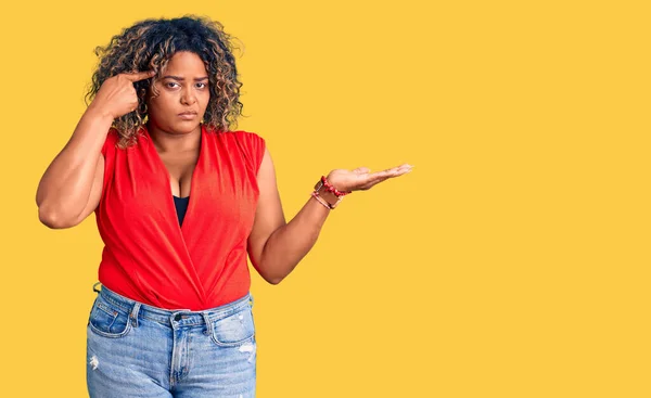 Jovem Afro Americana Size Mulher Vestindo Estilo Casual Com Camisa — Fotografia de Stock