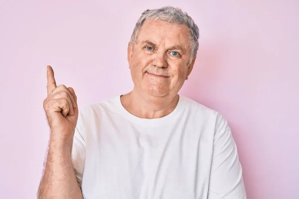 Homem Cabelos Grisalhos Sênior Vestindo Camiseta Branca Casual Sorrindo Feliz — Fotografia de Stock