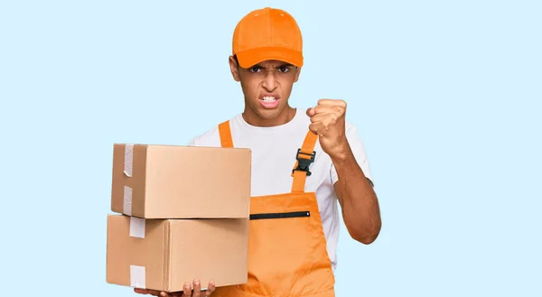 Jovem Afro Americano Bonito Segurando Pacote Entrega Irritado Frustrado Gritando — Fotografia de Stock