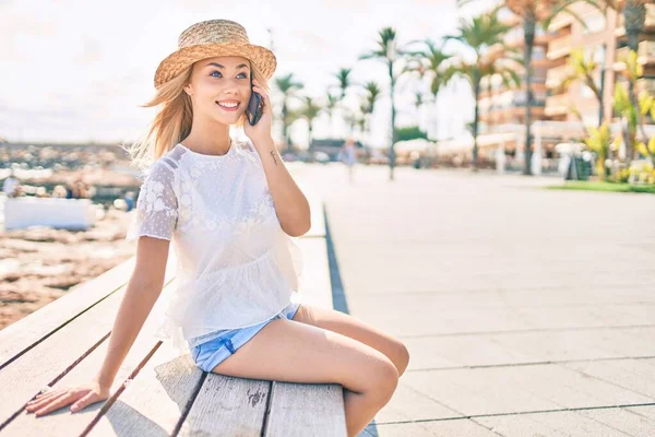 Young Caucasian Tourist Girl Talking Smartphone Sitting Bench Promenade — Stock Photo, Image