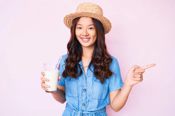 Jong Mooi Chinees Meisje Dragen Zomer Hoed Houden Glas Melk — Stockfoto