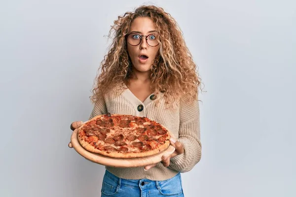 Beautiful Caucasian Teenager Girl Eating Tasty Pepperoni Pizza Afraid Shocked — Stock Photo, Image