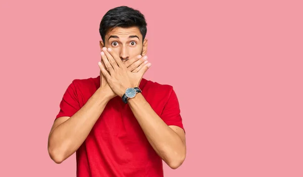 Homem Bonito Jovem Vestindo Camiseta Vermelha Casual Chocou Cobrindo Boca — Fotografia de Stock