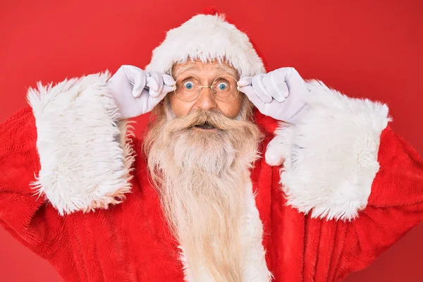 Starý Starší Muž Šedými Vlasy Dlouhými Vousy Sobě Santa Claus — Stock fotografie