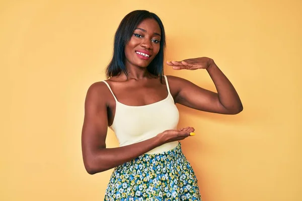 Jonge Afro Amerikaanse Vrouw Draagt Casual Kleding Gebaren Met Handen — Stockfoto