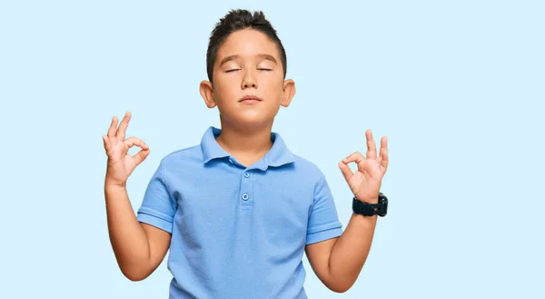 小男孩惊慌失措 穿着休闲装 闭眼笑着 用手指做冥想动作 瑜伽概念 — 图库照片