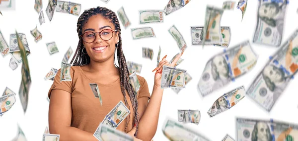 Jovem Afro Americana Com Tranças Vestindo Roupas Casuais Óculos Sorrindo — Fotografia de Stock