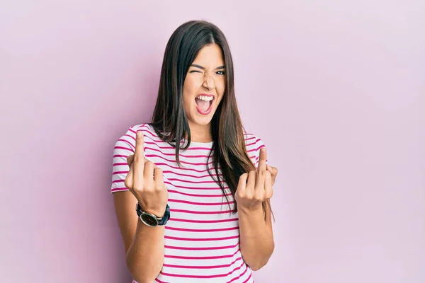 Young Brunette Woman Wearing Casual Clothes Pink Background Showing Middle — Foto de Stock