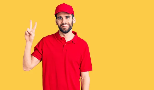 Homem Bonito Jovem Com Barba Vestindo Uniforme Entrega Mostrando Apontando — Fotografia de Stock