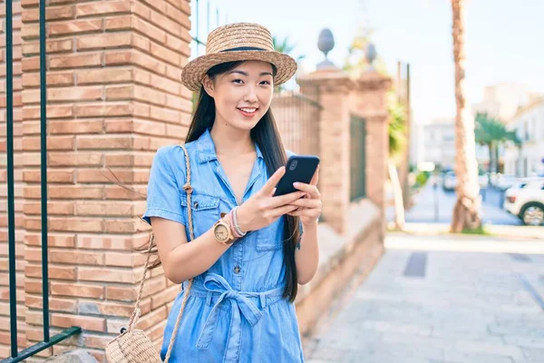 Giovane Donna Turistica Cinese Utilizzando Smartphone Strada Della Città — Foto Stock