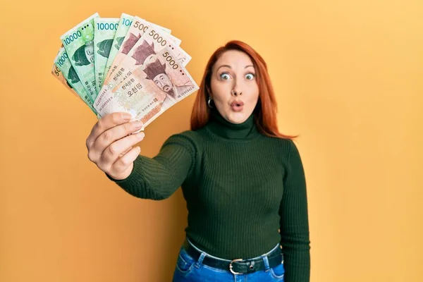 Mulher Ruiva Bonita Segurando Sul Coreano Ganhou Notas Assustadas Espantado — Fotografia de Stock