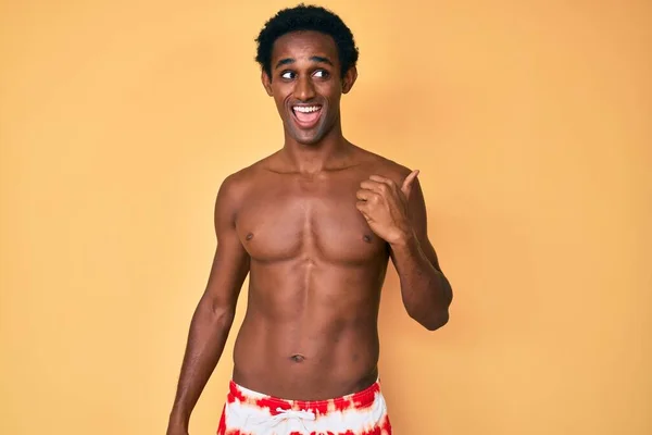 Africano Guapo Hombre Usando Traje Baño Sonriendo Con Cara Feliz —  Fotos de Stock