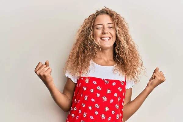 Mooi Kaukasisch Tienermeisje Draagt Rode Zomerjurk Erg Blij Enthousiast Doen — Stockfoto