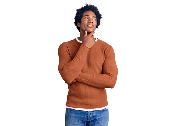 Hombre Afroamericano Guapo Con Pelo Afro Usando Ropa Casual Con —  Fotos de Stock