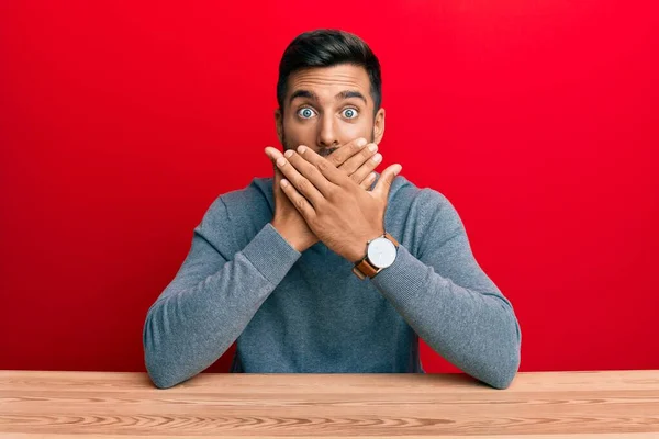 Bonito Homem Hispânico Vestindo Estilo Casual Sentado Mesa Chocado Cobrindo — Fotografia de Stock