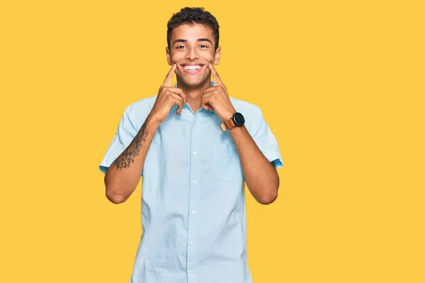 Jonge Knappe Afro Amerikaanse Man Draagt Casual Kleding Glimlachen Met — Stockfoto