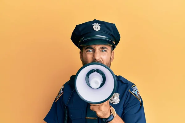 Policial Americano Gritando Através Megafone Gritando Protestando — Fotografia de Stock