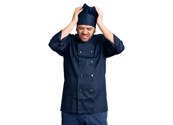 요리용 유니폼을 스페인 남자는 통증과 편두통때문에 극도의 두통에 시달리고 스트레스를 — 스톡 사진