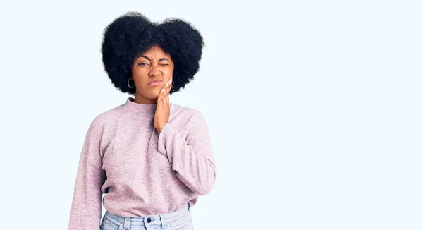 Ung Afrikansk Amerikansk Flicka Bär Casual Kläder Röra Munnen Med — Stockfoto
