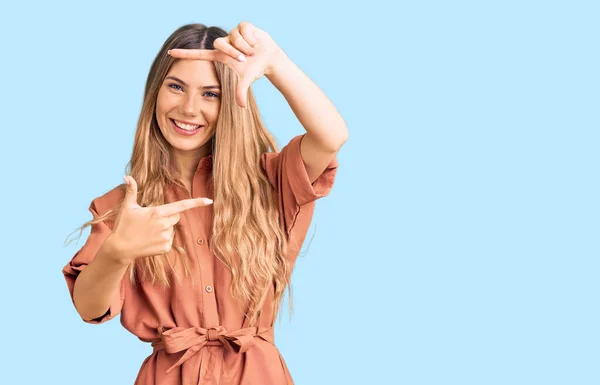 Schöne Kaukasische Frau Mit Blonden Haaren Sommerlichen Jumpsuit Lächelnd Macht — Stockfoto