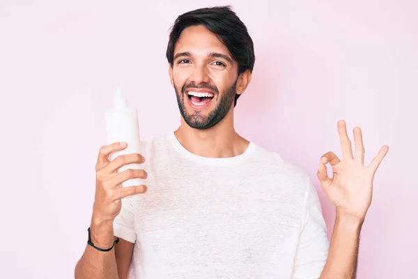 Hombre Hispano Guapo Con Crema Facial Hidratante Cosmética Haciendo Signo — Foto de Stock