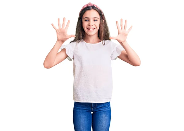 Симпатична Дівчина Іспанка Повсякденній Білій Сорочці Показуючи Вказуючи Пальцями Номер — стокове фото