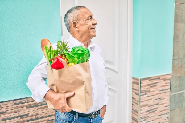 Homem Sênior Sorrindo Feliz Segurando Saco Papel Com Comida Andando — Fotografia de Stock