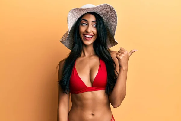 Beautiful Hispanic Woman Wearing Bikini Summer Hat Pointing Thumb Side — Stock Photo, Image