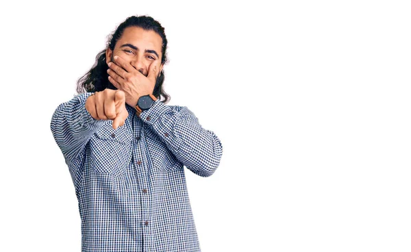 Молодий Арабський Чоловік Повсякденному Одязі Сміється Над Вами Вказуючи Пальцем — стокове фото