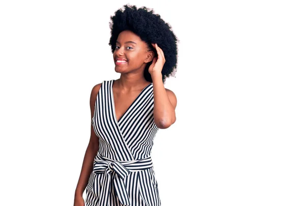 Genç Afro Amerikalı Kadın Günlük Kıyafetler Giyip Pençe Divan Gülümseyerek — Stok fotoğraf
