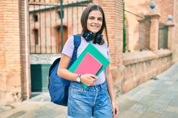 Νεαρή Φοιτήτρια Από Μέση Ανατολή Χαμογελά Χαρούμενη Περπατώντας Στην Πανεπιστημιούπολη — Φωτογραφία Αρχείου