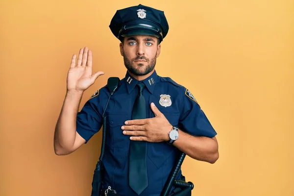 Snygg Latinamerikansk Man Polisuniform Som Svär Med Handen Bröstet Och — Stockfoto