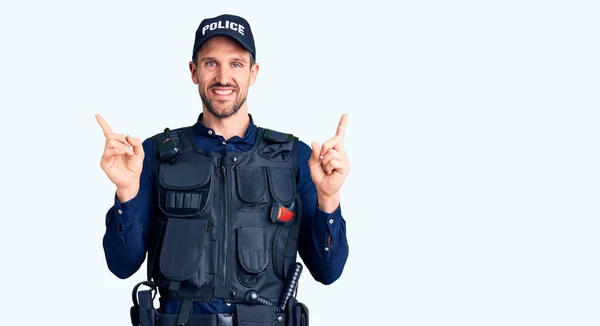 Joven Hombre Guapo Vistiendo Uniforme Policía Sonriendo Confiado Señalando Con —  Fotos de Stock