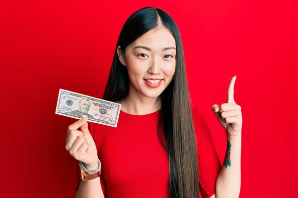 Jovem Chinesa Segurando Nota Dólares Sorrindo Com Uma Ideia Pergunta — Fotografia de Stock