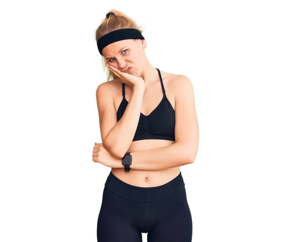 Spor Giyinen Genç Güzel Sarışın Kadın Kollarını Kavuşturarak Depresyondan Yorgun — Stok fotoğraf