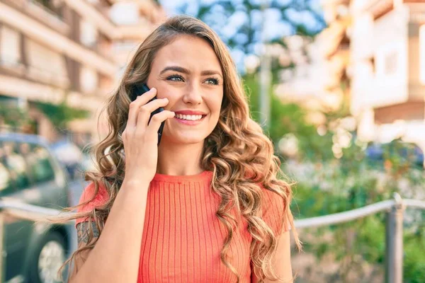 Genç Sarışın Kız Gülümsüyor Şehirde Akıllı Telefondan Konuşuyor — Stok fotoğraf