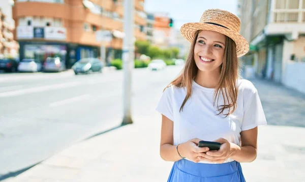 Junge Blonde Frau Urlaub Lächelt Glücklich Mit Smartphone Auf Der — Stockfoto