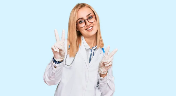 Krásná Běloška Doktorské Uniformě Stetoskopu Usmívá Dívá Kamery Ukazuje Prsty — Stock fotografie