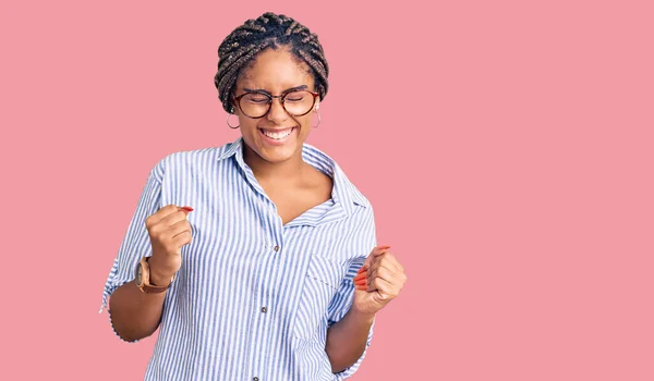 Молодая Африканская Американка Косичками Повседневной Одежде Очках Счастлива Взволнована Делая — стоковое фото